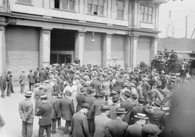 A group awaiting the arrival of the former mayor of Rome, Ernesto Nathan, from Naples aboard the steamship Stampalia, New York City by George Grantham Bain